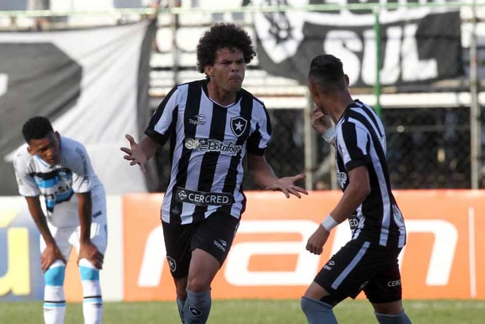 Com pintura de Camilo, Botafogo vence o Grêmio e se afasta do Z4