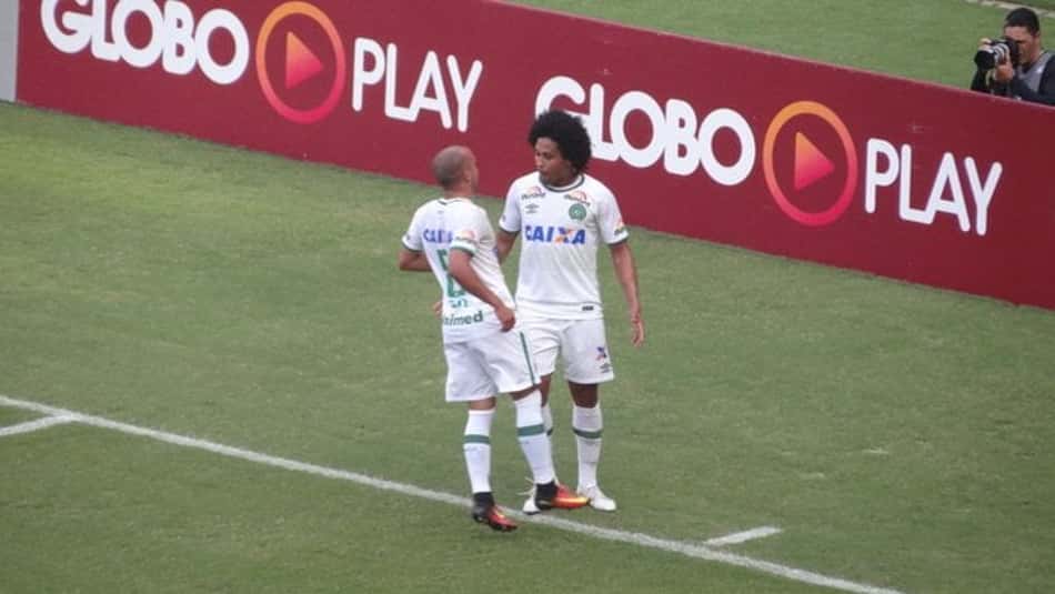 Com gol de pênalti no final, Chape arranca empate com Santa Cruz