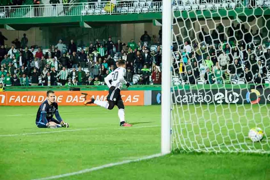 Com um primeiro tempo arrasador, Coritiba atropela o Grêmio