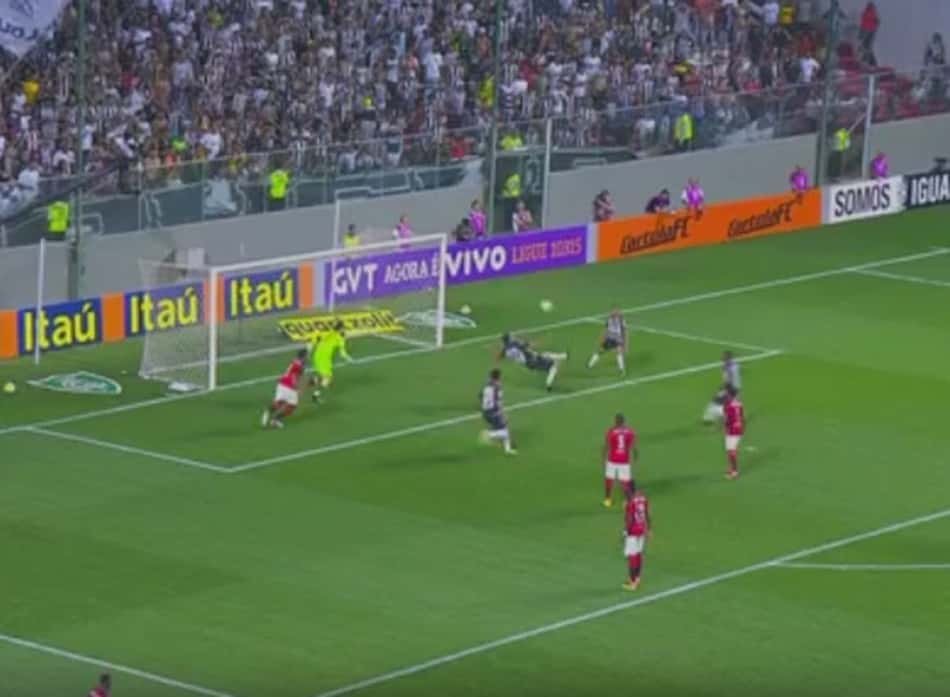 Vai, vai… não foi! Fred e Robinho vão para lista de gols claros perdidos