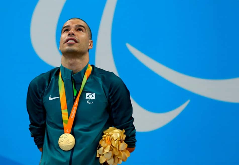 Daniel Dias com mais uma medalha dourada no peito<br>