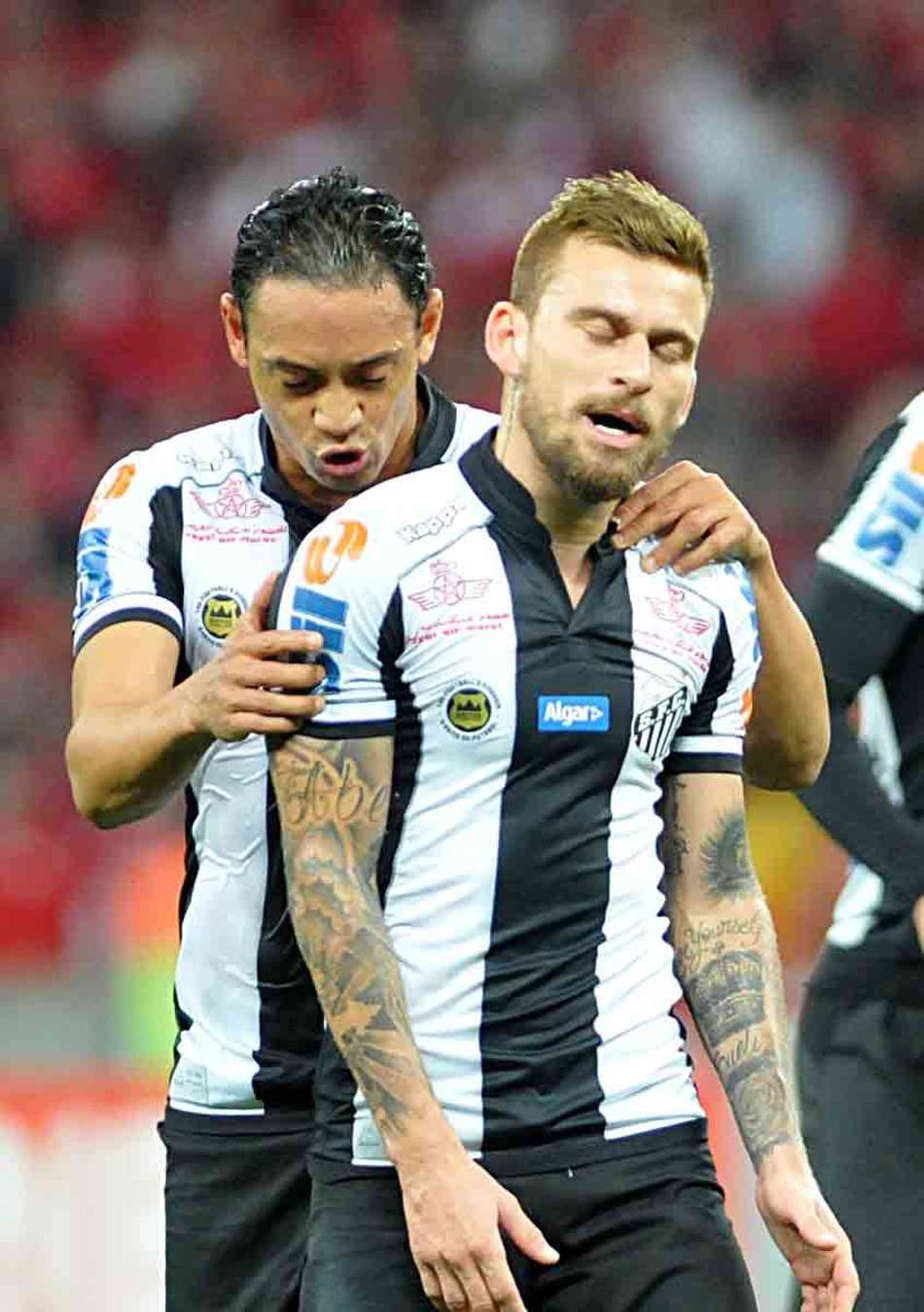 Lucas Lima desolado após expulsão considerada injusta pelos santistas, que estariam ensaiando jogada&nbsp;