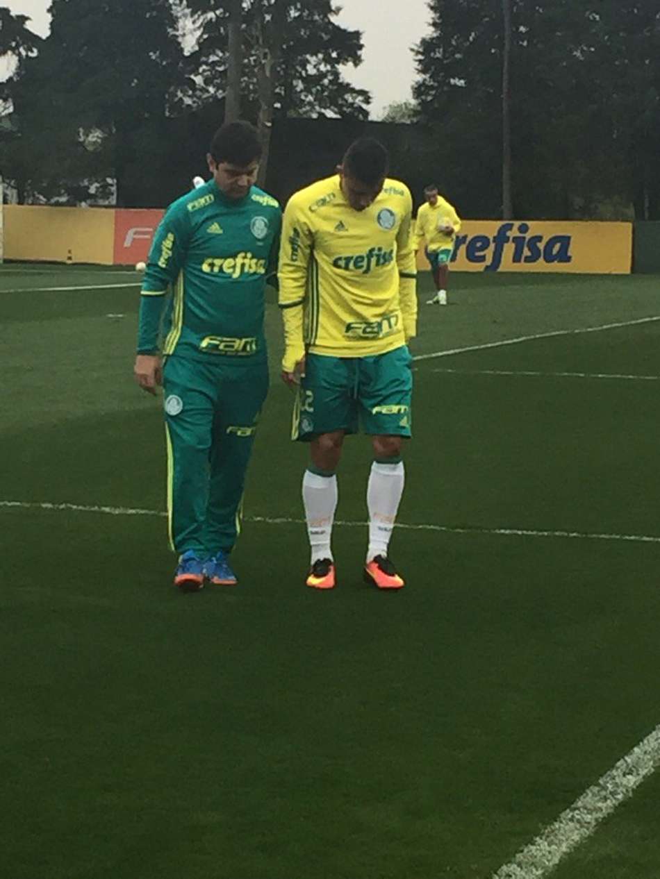 João Pedro deixa o treino apoiado e mancado. Lateral lamentou bastante