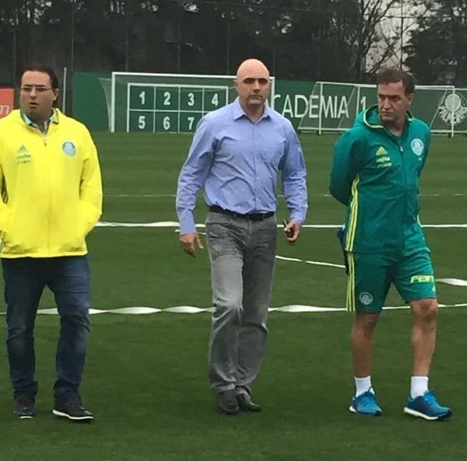 Mattos, o vice Maurício Galiotte e Cuca viram o treino quase todo juntos