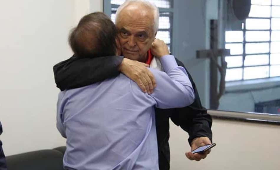 Marco Aurélio Cunha abraça o presidente Leco 
