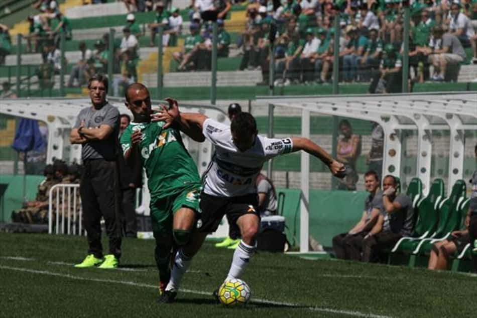 Goleiro Danilo vibra com a ótima atuação e a vitória da Chapecoense