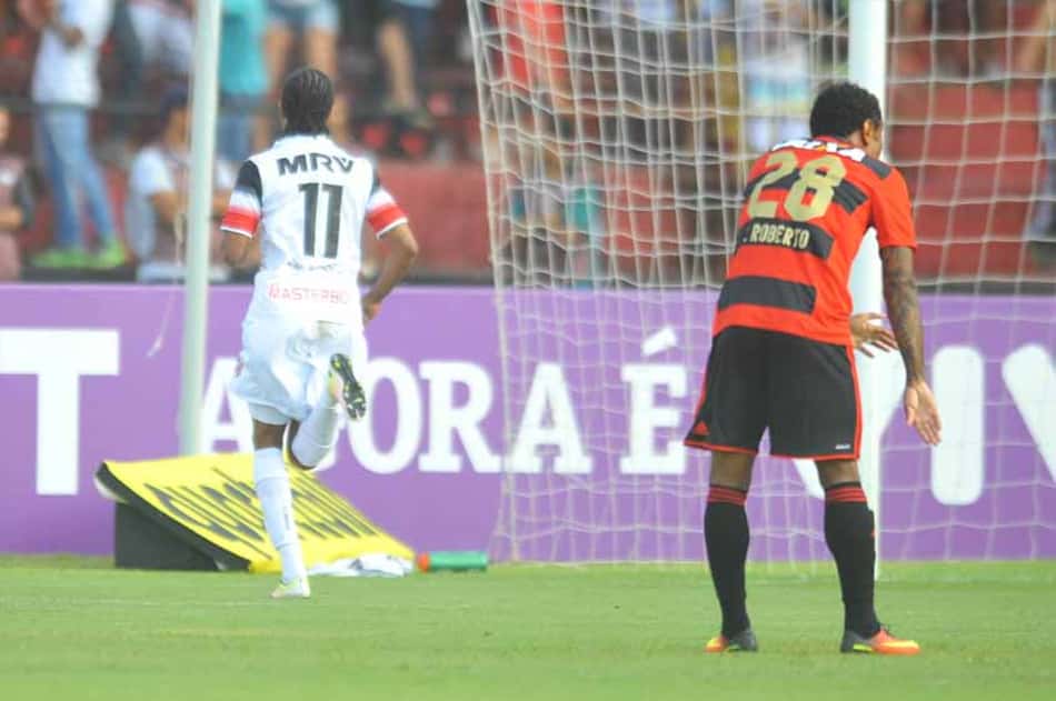 Sport vira e faz 5 a 3 no Santa em duelo marcado por briga de facções