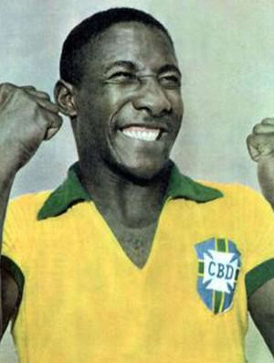 Dia da Consciência Negra: Museu do Futebol distribui biografia de Djalma Santos aos visitantes