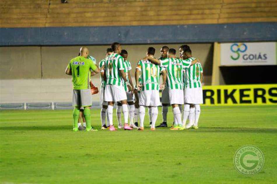 Sem dificuldades, Goiás vence o CRB no Serra Dourada pela Série B