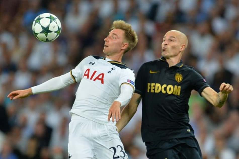 Erikssen e Raggi disputam bola no jogo entre Tottenham e Monaco pela Champions 