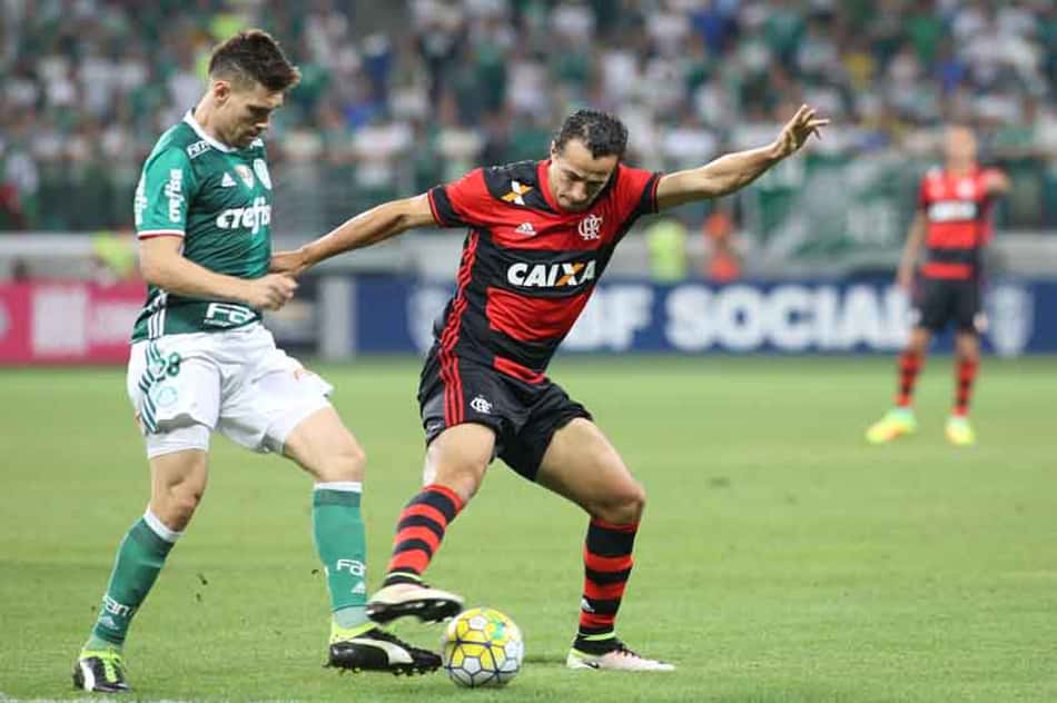 Damião tenta ganhar jogada no Allianz Parque 