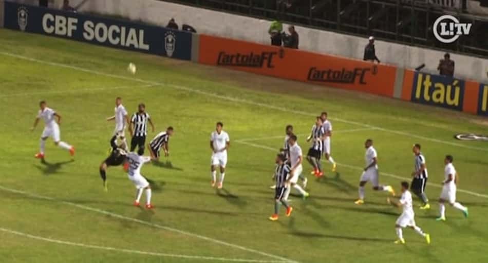 VÍDEO: Goleiro do Botafogo quase faz golaço digno de Puskas