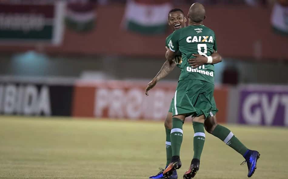 Carrasco! Chape vira no fim e acaba com 100% do Flu em Edson Passos