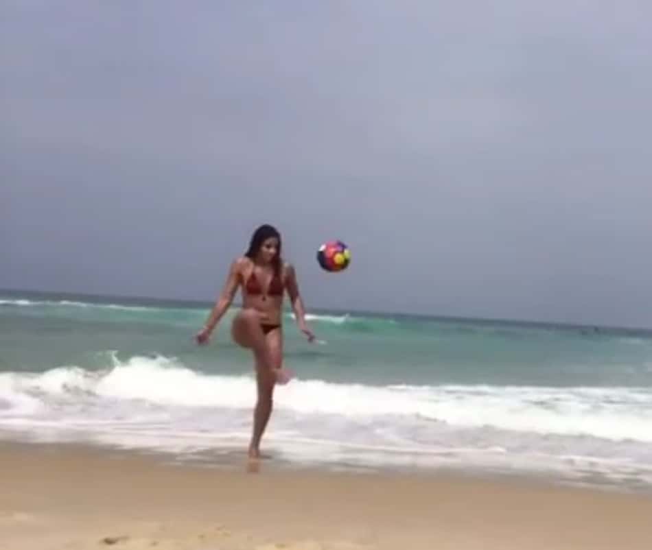 Ingrid Oliveira faz 'altinha' na praia