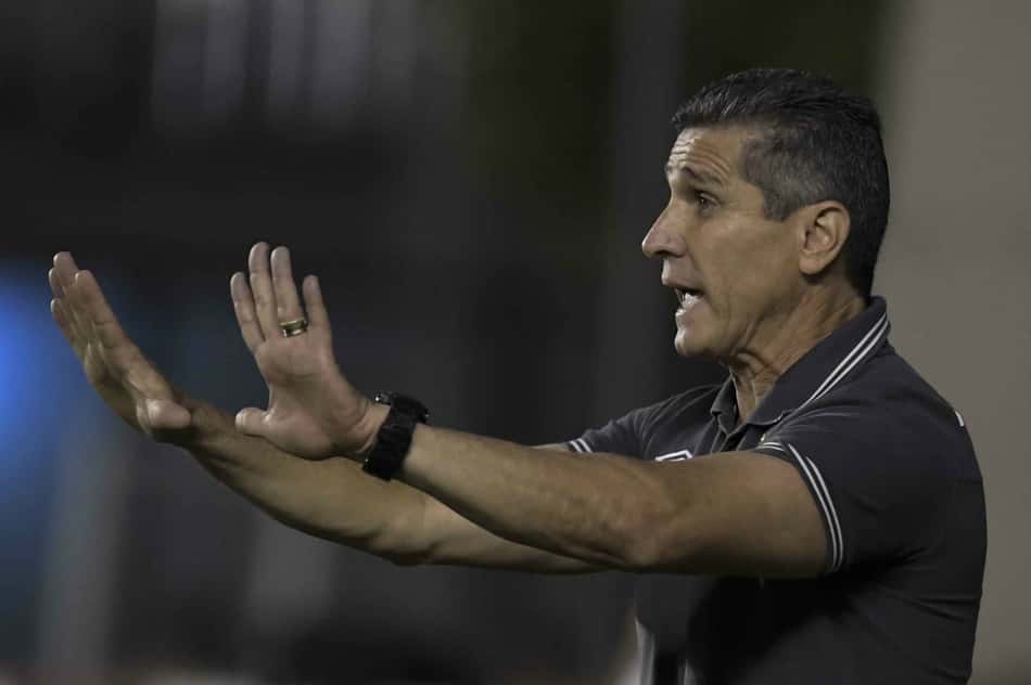 Jorginho ressalta consistência do Vasco e elogia amplitude de Douglas