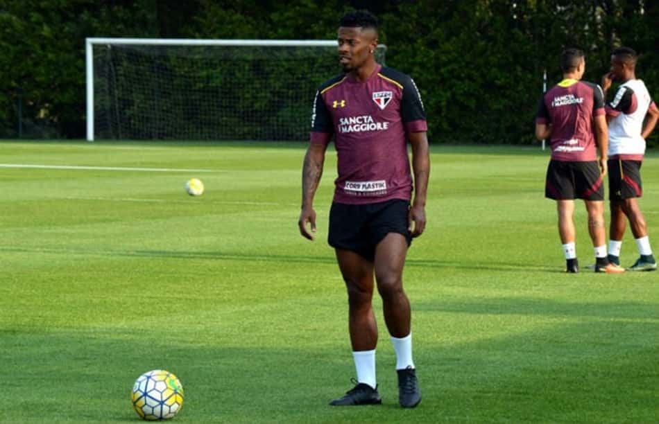 Michel Bastos demora a reagir após invasão e decepciona o São Paulo