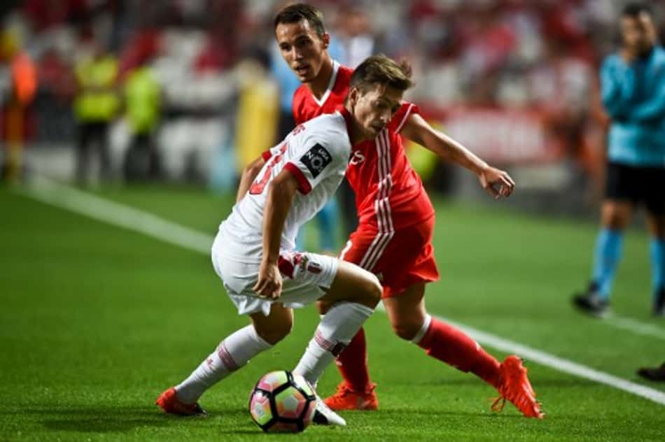 Grimaldo e Pedro Santos disputam bola na partida entre Benfica e Braga