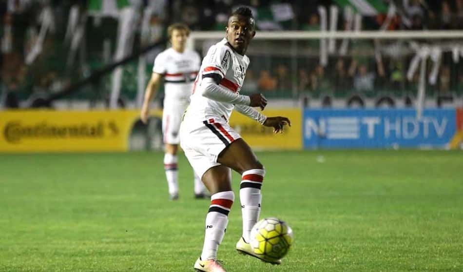 Kelvin sai com lesão no joelho e é mais um problema no São Paulo