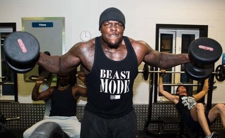 Akinfenwa, atacante inglês do Wycombe Wanderers, faz musculação 