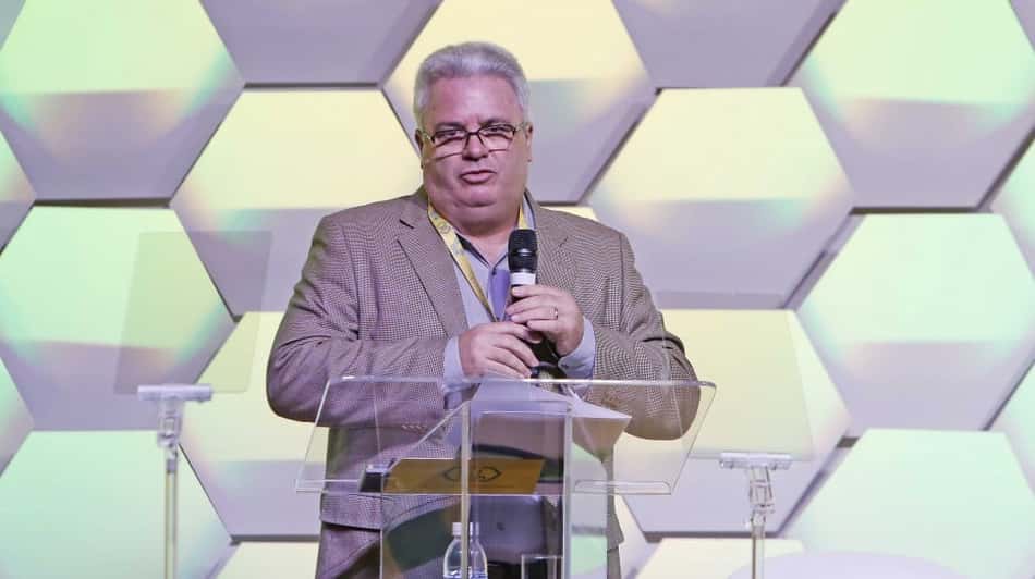 CBF começa treinar instrutores para curso do árbitro de vídeo