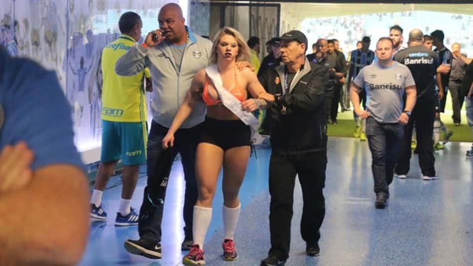 Danny Morais foi retirada por seguranças do Grêmio após invadir o campo 