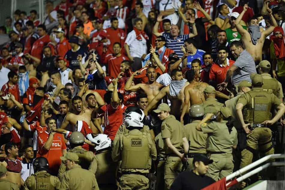 Confusão entre torcedores argentinos e policiais paralisa jogo em Chapecó