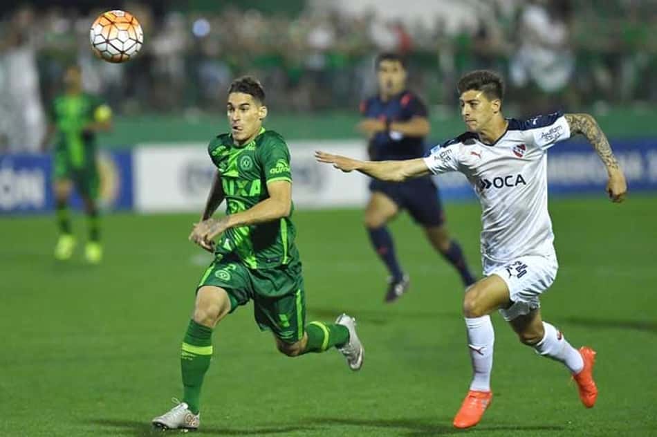 Em jogo tumultuado, Chape derrota Independiente nos pênaltis e avança