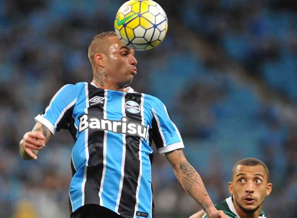 Grêmio vence o Palmeiras em casa e abre vantagem na Copa do Brasil