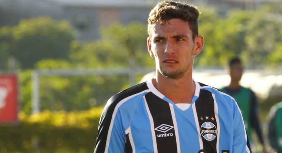Zagueiro chama a atenção no Grêmio e ganha chance entre os profissionais