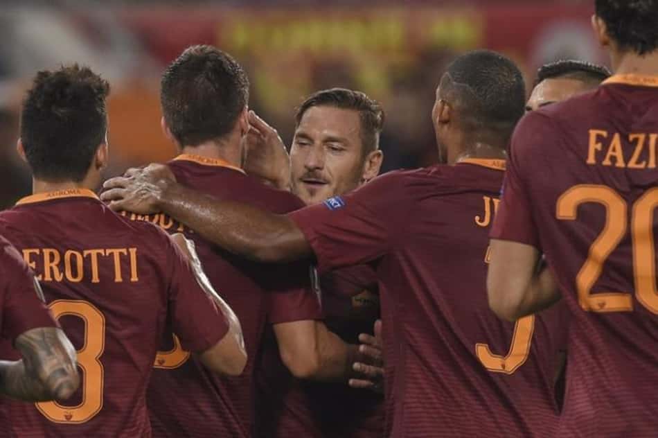 Totti brilha e Roma goleia na Liga Europa com ajuda bizarra de ex-Fla