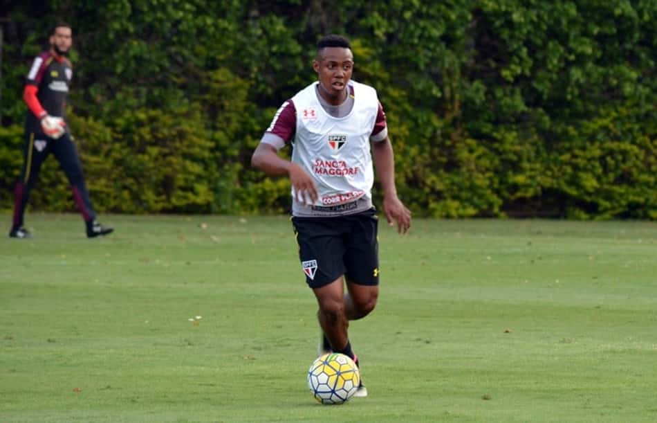 São Paulo terá estreante e voltas de Wellington e goleiro contra o Fla