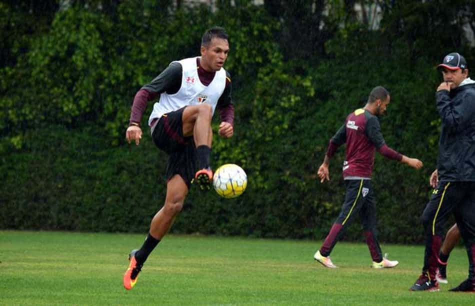 Atacante Robson ainda não foi titular com Ricardo 