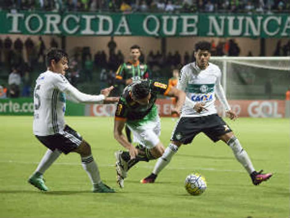 SIGA: Para se afastar do Z4, Coritiba recebe o embalado América-MG