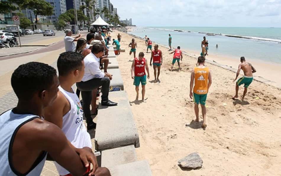 Elenco treinou nesta terça-feira na praia de Boa Viagem, em Recife 