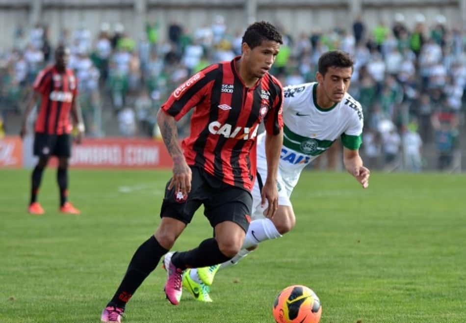 Por show, Atlético-PR confirma clássico contra Coritiba na Vila Capanema