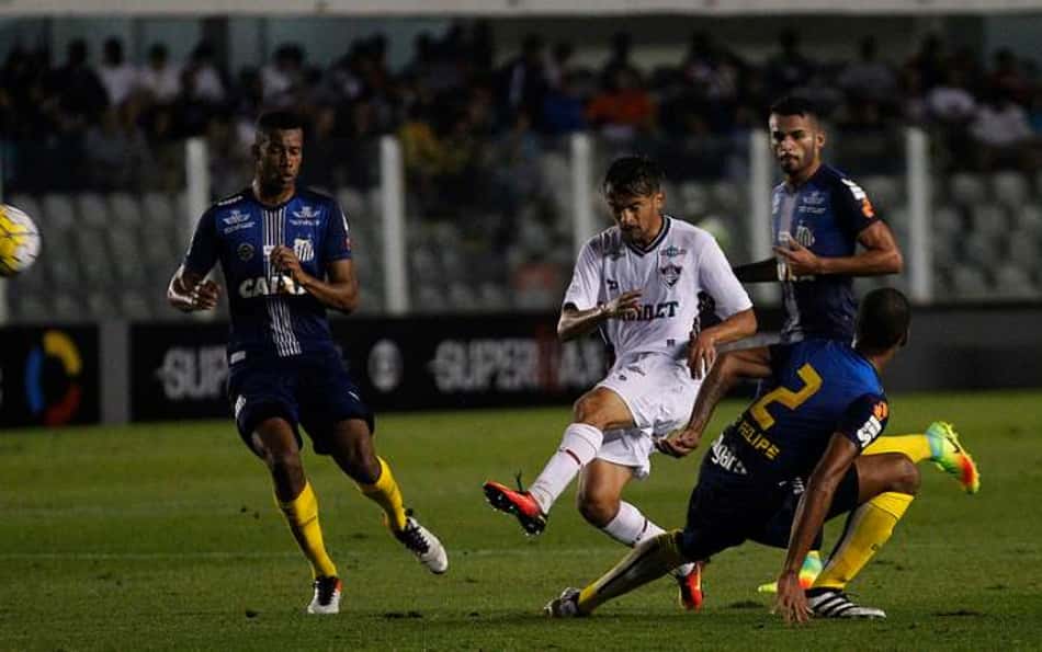 Gustavo Scarpa tenta jogada muito marcado 