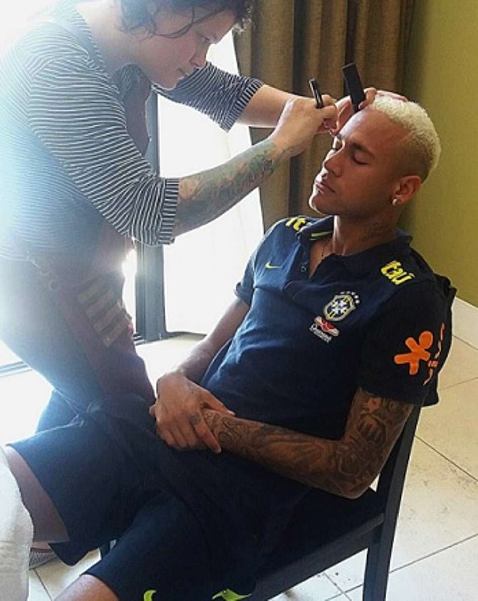 Neymar ajeita o visual antes do jogo da Seleção