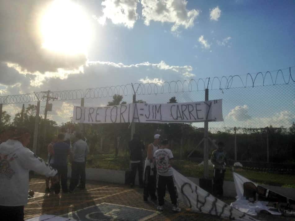 AO VIVO! Timão treina sob protestos da torcida após empate em casa