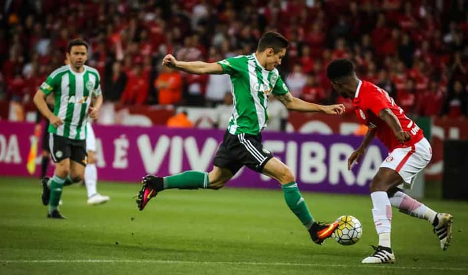 Inter sofre, mas ganha do Coritiba e deixa a zona da degola do Brasileirão