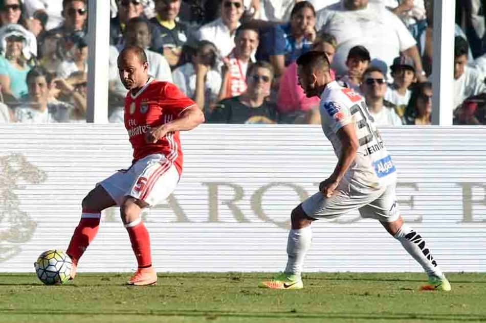 Léo primeiro vestiu a camisa do Benfica no amistoso 