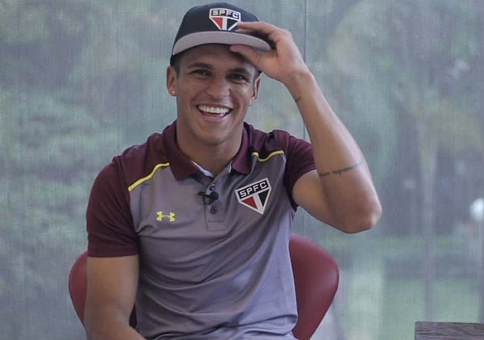 Robson sonha com gol em San-São após estreia 'pé quente' em clássicos