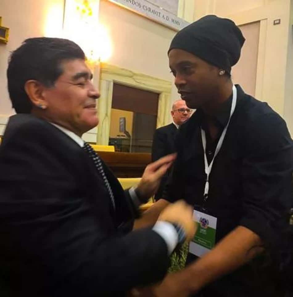 Maradona manda mensagem de apoio a Ronaldinho Gaúcho