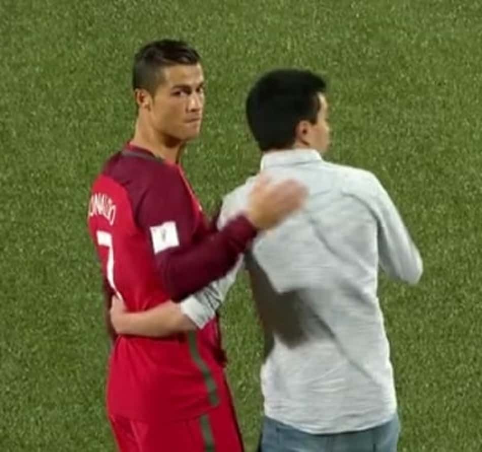 No jogo de Portugal contra Ilhas Faroé, um torcedor entrou em campo