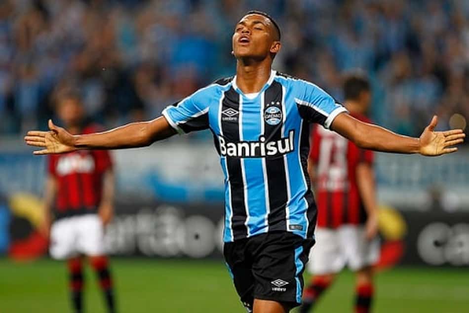 Em confronto por vaga na Libertadores, Grêmio vence Atlético-PR e cola no G6