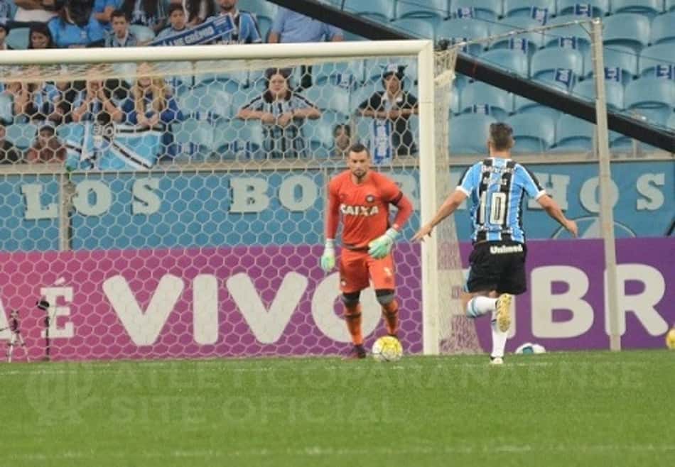 Após falha, Weverton diz "não ser super-herói" em derrota para o Grêmio