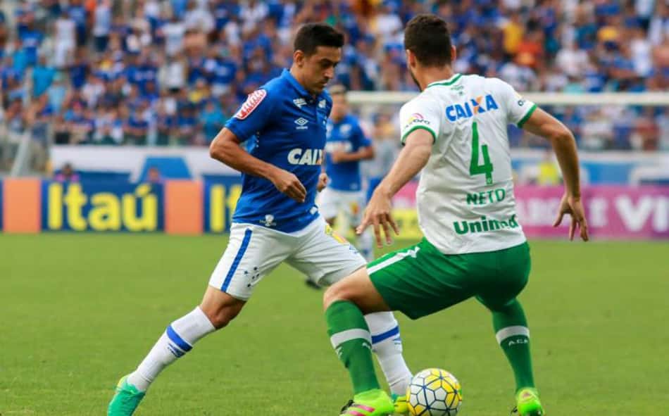 Em jogo com pênalti perdido por Ábila, Cruzeiro empata com Chape