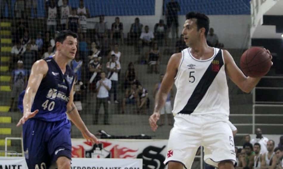 Vitória e uso de ambulância: Vasco vence o jogo 1 dos playoffs do Carioca