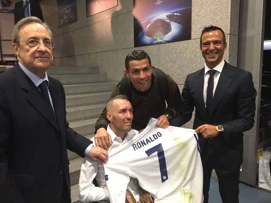 Ricksen recebe a camisa de Cristiano Ronaldo. À dir., o agente, Jorge Mendes. À esq., Florentino Perez, presidente do Real 