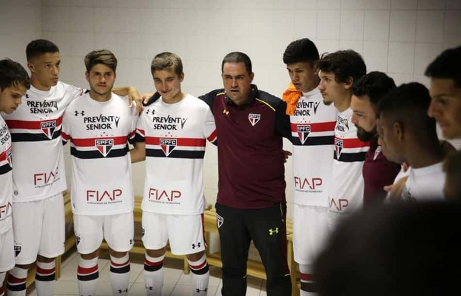 André Jardine dá a preleção no vestiário em Cotia