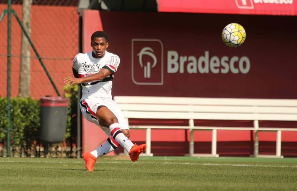 Lateral-direito Foguete renova com o São Paulo e vai para a Flórida Cup
